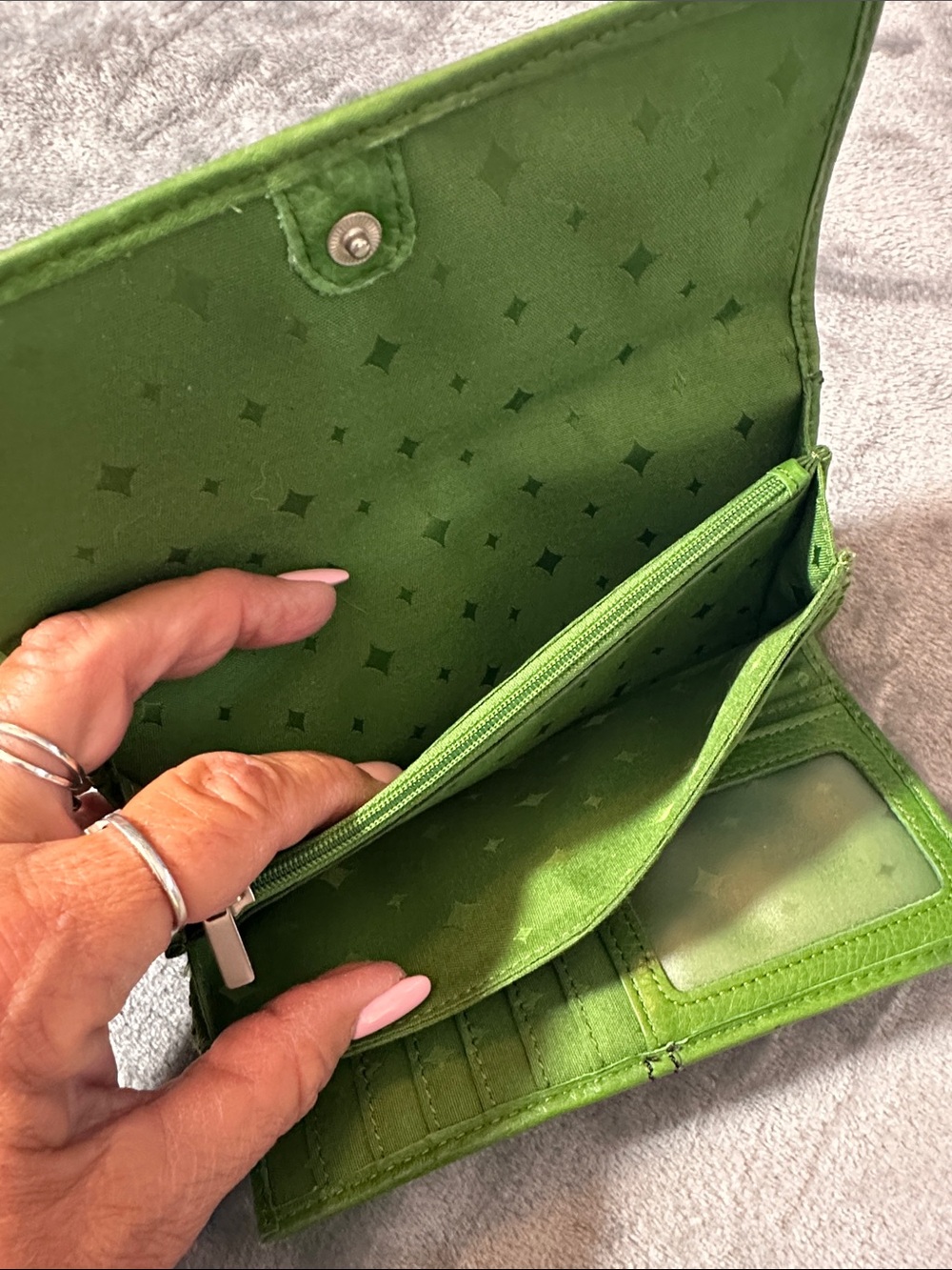 EUC Fossil Green Leather Trifold Wallet 💚 - Picture 9 of 13